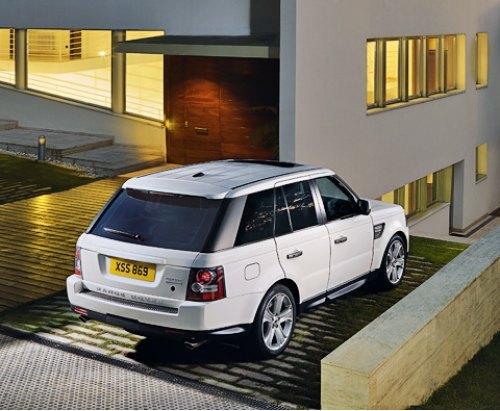 Сзади опознать обновленный Range Rover Sport можно лишь по измененным фонарям.