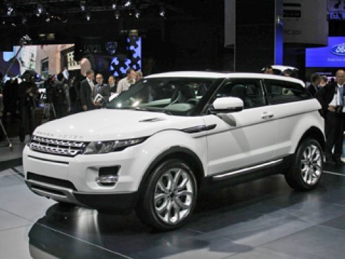 Наиболее выигрышные для паркетника ракурсы — спереди и сбоку. Кстати, в Париже интерес к новинке…