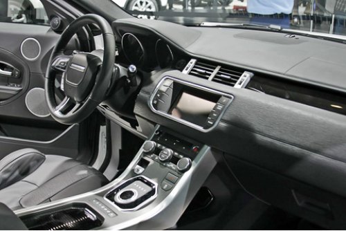 Внутреннее убранство модели Evoque — богатое и эстетически привлекательное. На центральной консоли…