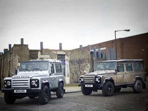 На вороные легкосплавные диски надеты зубастые шины Goodyear Wrangler размерностью 235/85 R16.