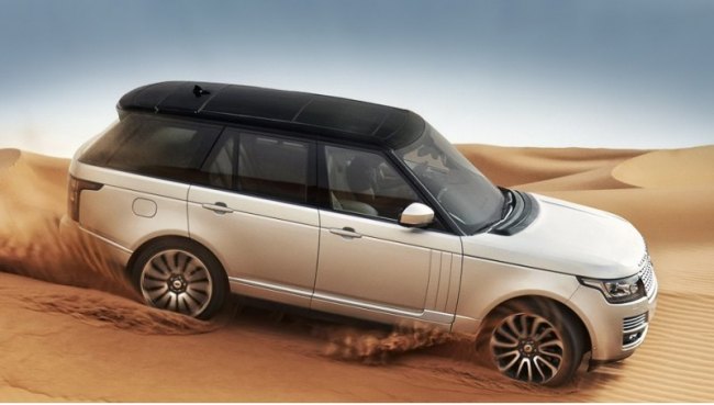 Флагманский внедорожник Range Rover сохранил узнаваемые черты в экстерьере. Он выглядит…