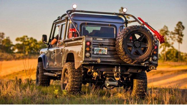 На Вайпере стоят 20-дюймовые шины Nitto Mud Grappler. Держатель для запаски сделан по спецзаказу.…