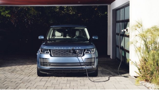При цене около 8,3 млн рублей гибридный Range Rover у нас расположился примерно в середине…