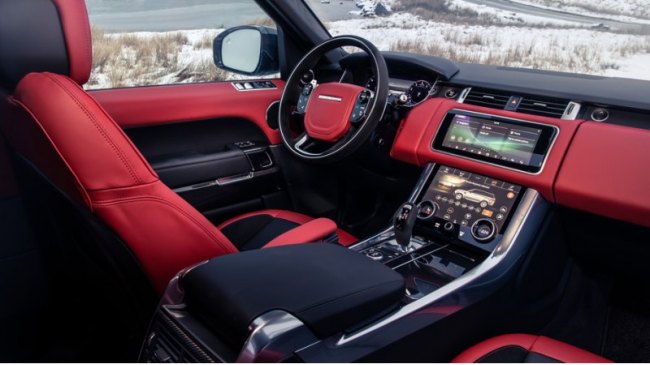 Такой интерьер можно заказать в любой другой Range Rover Sport, ведь значков HST тут нет. В…