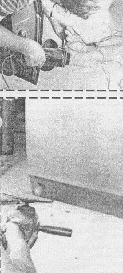 Мастер использует отрезную машинку для стачивания краев фланцев в месте соединения панелей.…