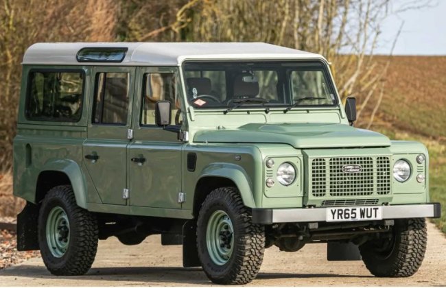 На продажу выставили Land Rover Defender, принадлежащий актеру Роуэну Аткинсону (Мистер Бин)