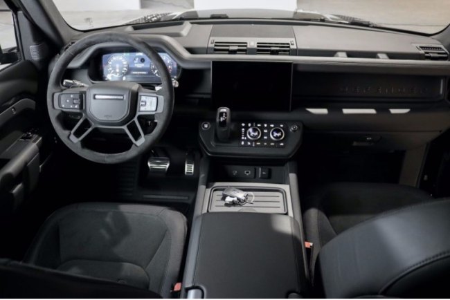 Все 300 автомобилей также укомплектованы пакетом Defender Extended Black Pack, который добавляет…