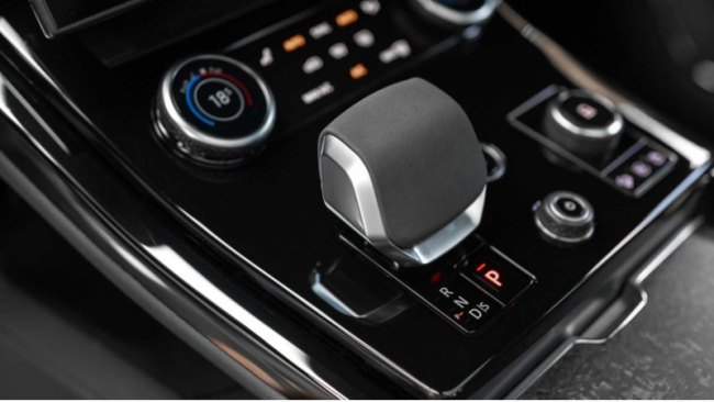 Новинка оснащена впечатляющими легкосплавными дисками диаметром 23 дюйма, окрашенными в матовый…