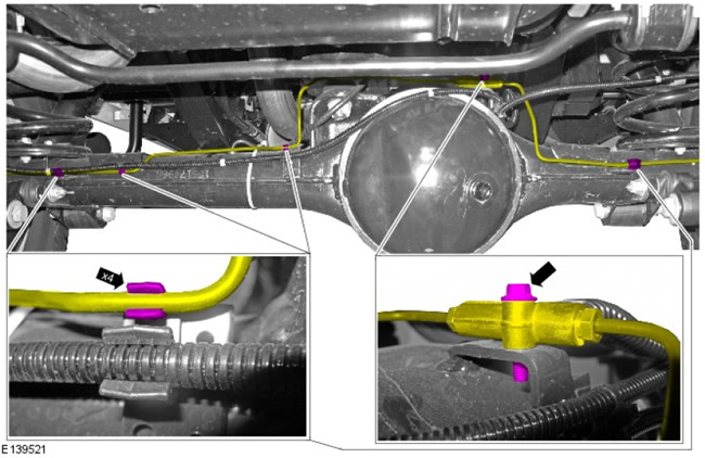 2. Закрепете двете задни спирачни тръби с помощта на скобите за закрепване на задния мост.
