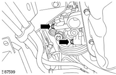 6. Отстранете 2-те болта на помпата на кормилното управление.
