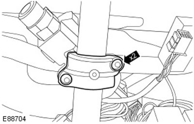 Отстранете 2 уплътнения (между ключалката на кормилната колона и долната опорна скоба).