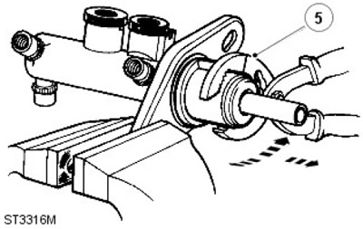 5. Хванете външната част на корпуса на съединителя с подходящи клещи и леко издърпайте корпуса,…