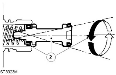 2. Смажете вторичното бутало и отвора на цилиндъра. Поставете плунжерния възел в цилиндъра, докато…