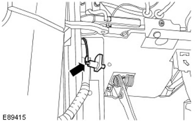 6. Отстранете превключвателя на светлината. Изключете електрическия конектор.