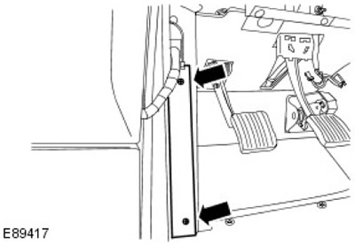 8. Отстранете декоративния панел на А-колоната. Отстранете два винта.