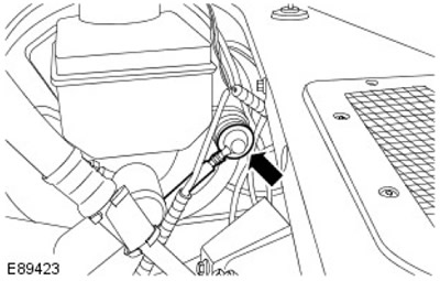 3. Откачете вакуумния маркуч на спирачния усилвател.