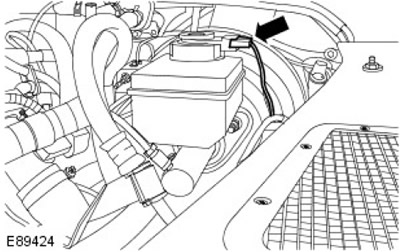 4. Разкачете двата електрически съединителя от индикатора за ниска спирачна течност.