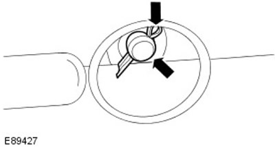 7. Свалете щифта на усилвателя на спирачката. Отстранете и изхвърлете шплинта.