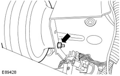 Отстранете спирачния усилвател. Отстранете 2 гайки.