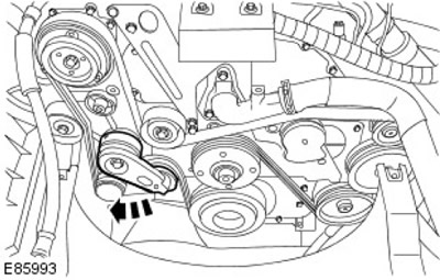Свалете задвижващия ремък на аксесоарите от шайбата на вакуумната помпа на спирачката.