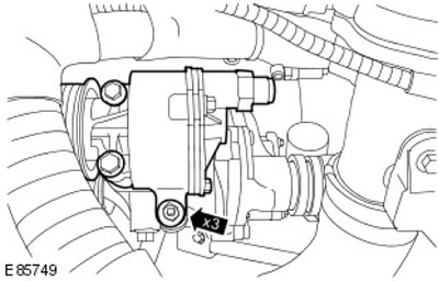 Монтирайте вакуумната помпа на спирачната система. Стегнете (момент на затягане 23 Nm).