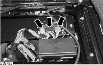 4. Изключете трите електрически конектора от ABS модула.