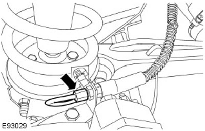 Изключете лявата предна спирачна линия. За да предотвратите загуба на течност, притиснете спирачния…