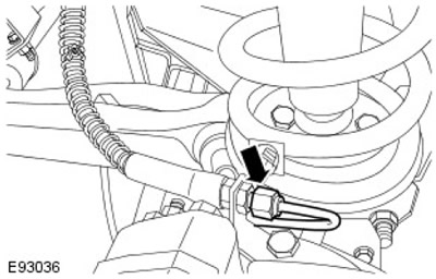 Изключете десния преден спирачен тръбопровод. За да предотвратите загуба на течност, притиснете…