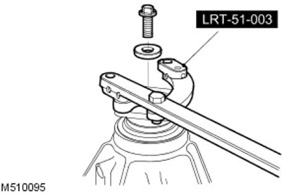 8. Като използвате инструмент LRT-51-003, за да задържите фланеца на зъбното колело, свалете болта…