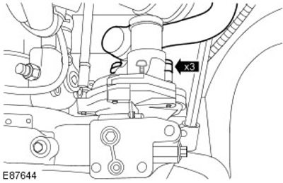 Закрепете изходния колектор на помпата за охлаждаща течност. Затегнете болтовете с въртящ момент от…