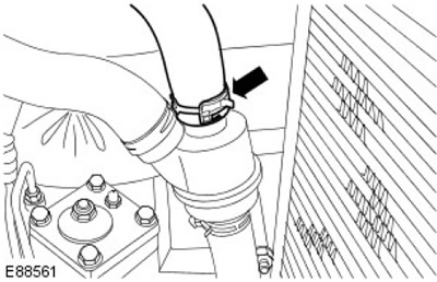 Откачете горния маркуч от термостата към радиатора. Освободете скобата.