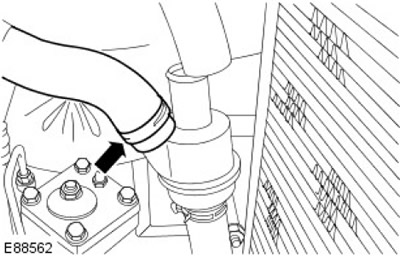 Изключете входния маркуч от термостата към помпата на охлаждащата течност. Освободете скобата.