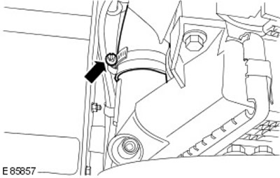 Разкачете входните и изходящите маркучи на охладителя на зареждания въздух.