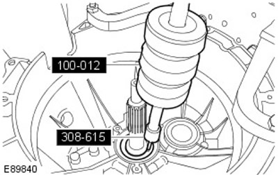 7. С помощта на специални инструменти отстранете и изхвърлете уплътнението на входния вал.