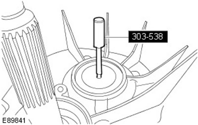 9. С помощта на специалния инструмент направете отвор в уплътнението на междинния вал.