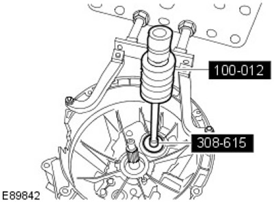 10. С помощта на специални инструменти отстранете и изхвърлете уплътнението на междинния вал.