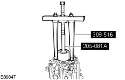 13. С помощта на специални инструменти отстранете фланеца на вторичния вал.