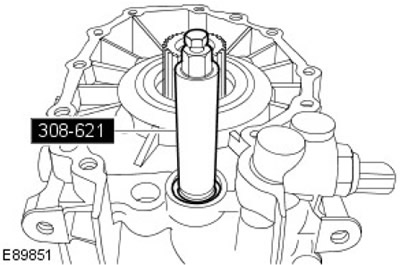 14. С помощта на специални инструменти отстранете уплътнението на вала на предавката.