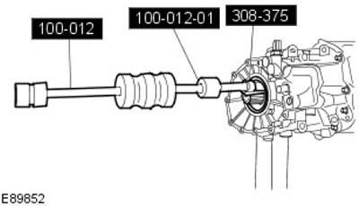 15. С помощта на специални инструменти отстранете уплътнението на вторичния вал.