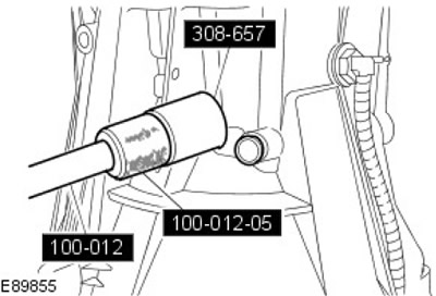 19. Свалете 2-те стопера на вала за избор на скорости.