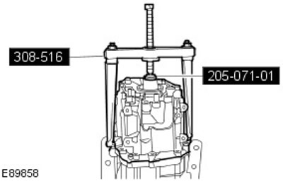 21. С помощта на специални инструменти отстранете корпуса на трансмисията.