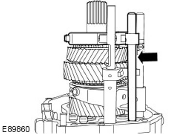 23. Отстранете селектора на заден ход.