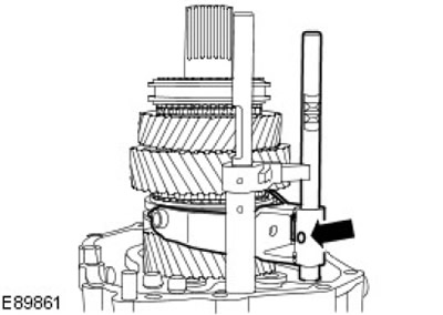24. Отстранете селектора на 1-ва/2-ра предавка. Отстранете и изхвърлете щифта.
