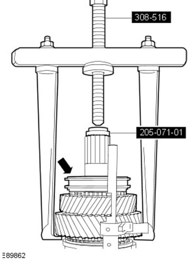 25. С помощта на специални инструменти отстранете 1-ва и задна предавка от изходящия вал.