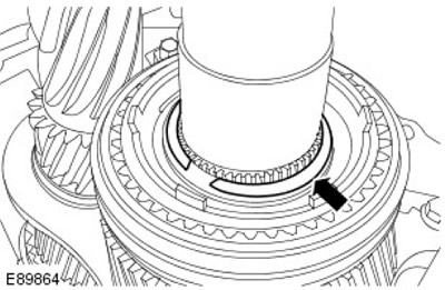27. Свалете задържащия пръстен на синхронизатора на 1-ва/2-ра предавка.
