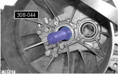 37. С помощта на специалния инструмент отстранете лагера на входния вал.