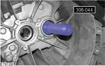 38. С помощта на специалния инструмент отстранете лагера на междинния вал.