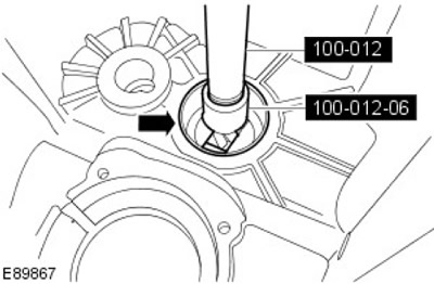 42. С помощта на специалния инструмент отстранете външния пръстен на лагера на междинния вал.