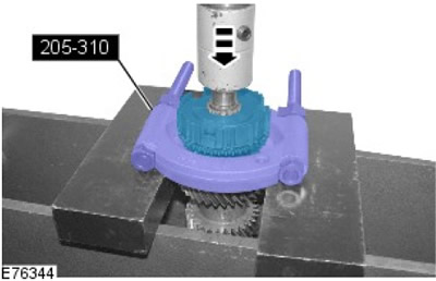 44. С помощта на специалния инструмент отстранете възела синхронизатор/главина на 6-та предавка от…