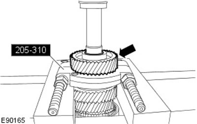 45. С помощта на специалния инструмент извадете 5-та предавка от междинния вал.